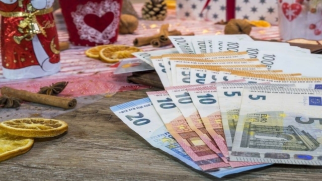 Θα «βρέξει» λεφτά για χιλιάδες δικαιούχους – Ποιοι παίρνουν επıταγή ακρίβειας και επίδομα Χριστουγέννων