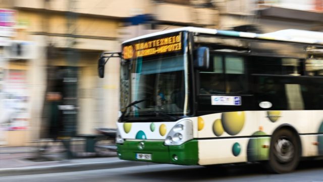 Πέταξαν γλάστρα σε εν κινήσει λεωφορείο με επιβάτες: «Τρομοκρατήθηκα και ενημέρωσα κατευθείαν την αστυνομία», λέει ο οδηγός