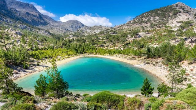 Ορεινό: Το μαγευτικό χωριό της Κρήτης δίπλα στη λίμνη «Σκάφη» που καθηλώνει τους ταξιδιώτες