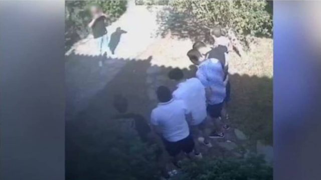 Έγκλημα στη Λούτσα: «Μίλησε» φωτογραφία-ντοκουμέντο των έξι πριν την εκτέλεσή τους – Τα ρούχα που «έκαψαν» τον 32χρονο (video)