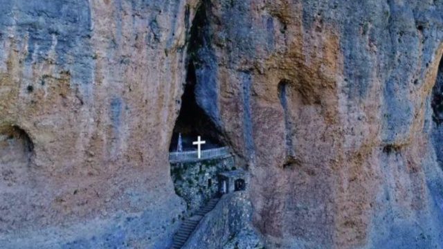 Τα Μετέωρα της Πελοποννήσου: Εκεί «κρύβεται» η Παναγία του Bράχου μέσα σε μια σχισμή – Πώς χτίστηκε (Video)