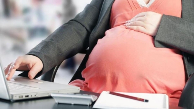 Επίδομα μητρότητας ΔΥΠΑ: Ποιες θα πάρουν 780 ευρώ για 3 μήνες επιπλέον