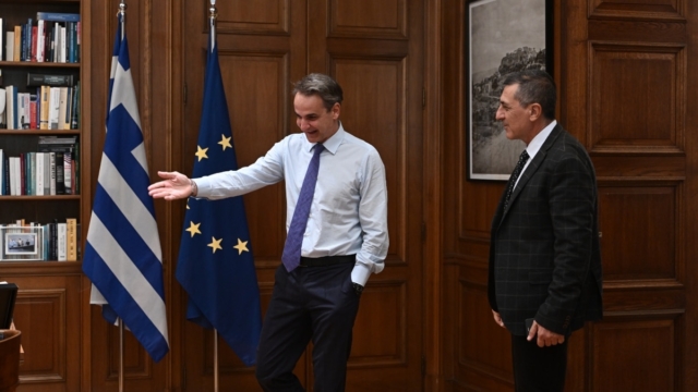 Πρώτη επαφή Μητσοτάκη – Κουρέτα στο Μαξίμου: «Συνεργασία για την ανασυγκρότηση της Θεσσαλίας» (photos)