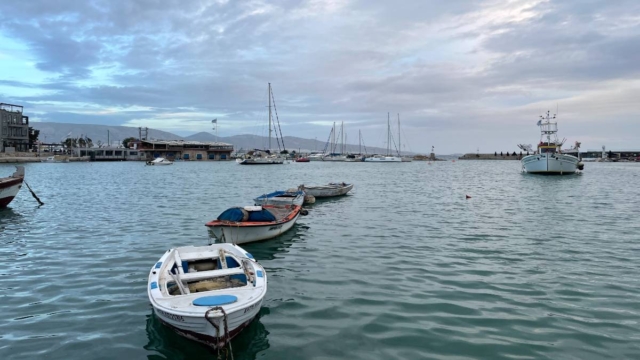 Βόλτα στο Μικρολίμανο: Σε ποια μαγαζιά να φας και να πιεις το ποτό σου