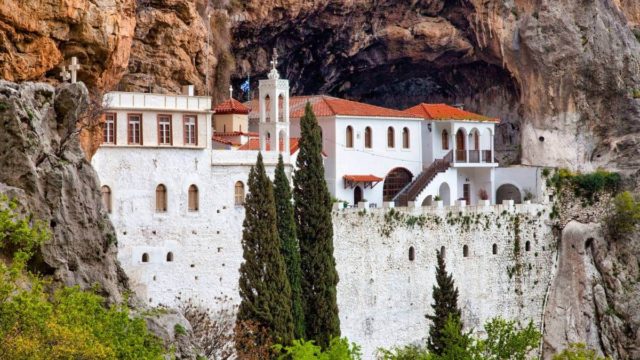 Ιερά Μονή Αγίου Νικολάου Σίντζας: Το ιστορικό μοναστήρι της Αρκαδίας που ξεπροβάλλει από μια επιβλητική σπηλιά