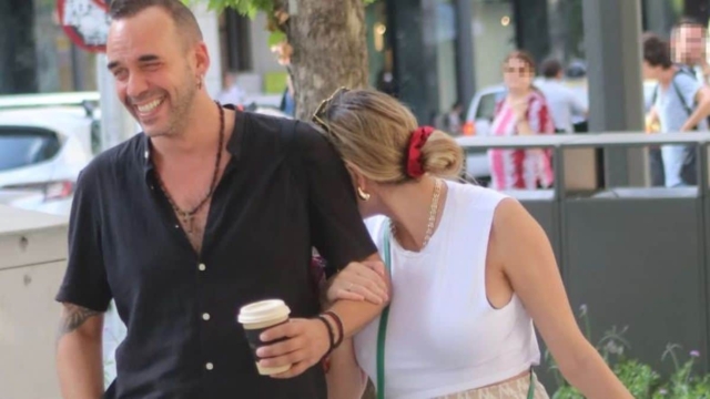 Άρχισε να κρύβεται μόλις είδε τον φακό: Η πρώτη δημόσια εμφάνιση της Μαρίλους Κόζαρη και του Πάνου Μουζουράκη μετά τη γέννα