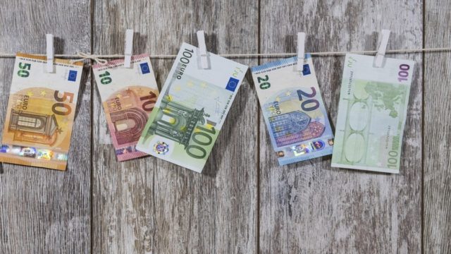 «Μπόνους» 300 ευρώ: Εντός λίγων ωρών στους λογαριασμούς – Οι δικαιούχοι