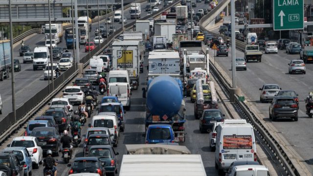 Μποτιλιάρισμα χιλιομέτρων: Καραμπόλα επτά αυτοκινήτων στον Κηφισό – «Μπλακ άουτ» στο σημείο για τους οδηγούς