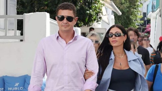 Αυτός με “κυριλέ” πουκάμισο και εκείνη με τζιν σορτσάκι – Η εμφάνιση του Αντώνη Σρόιτερ με την Ιωάννα Μπούκη στη Μύκονο