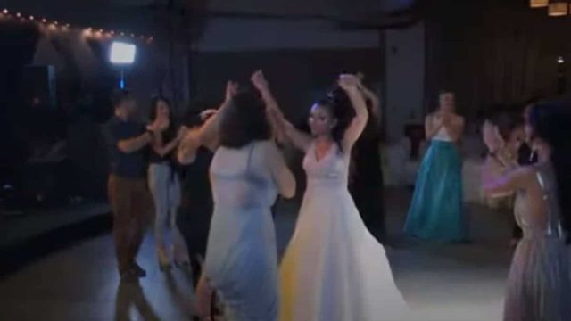 Νύφη ανεβαίνει στην πίστα και γίνεται το “έλα να δεις” – Το τσιφτετέλι με τις φίλες της που ξεπέρασε τα 400.000 views