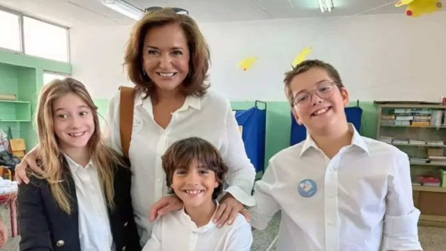 Περήφανη «γιαγιά» η Ντόρα Μπακογιάννη – Πήγε να ψηφίσει με συντροφιά τα εγγόνια της