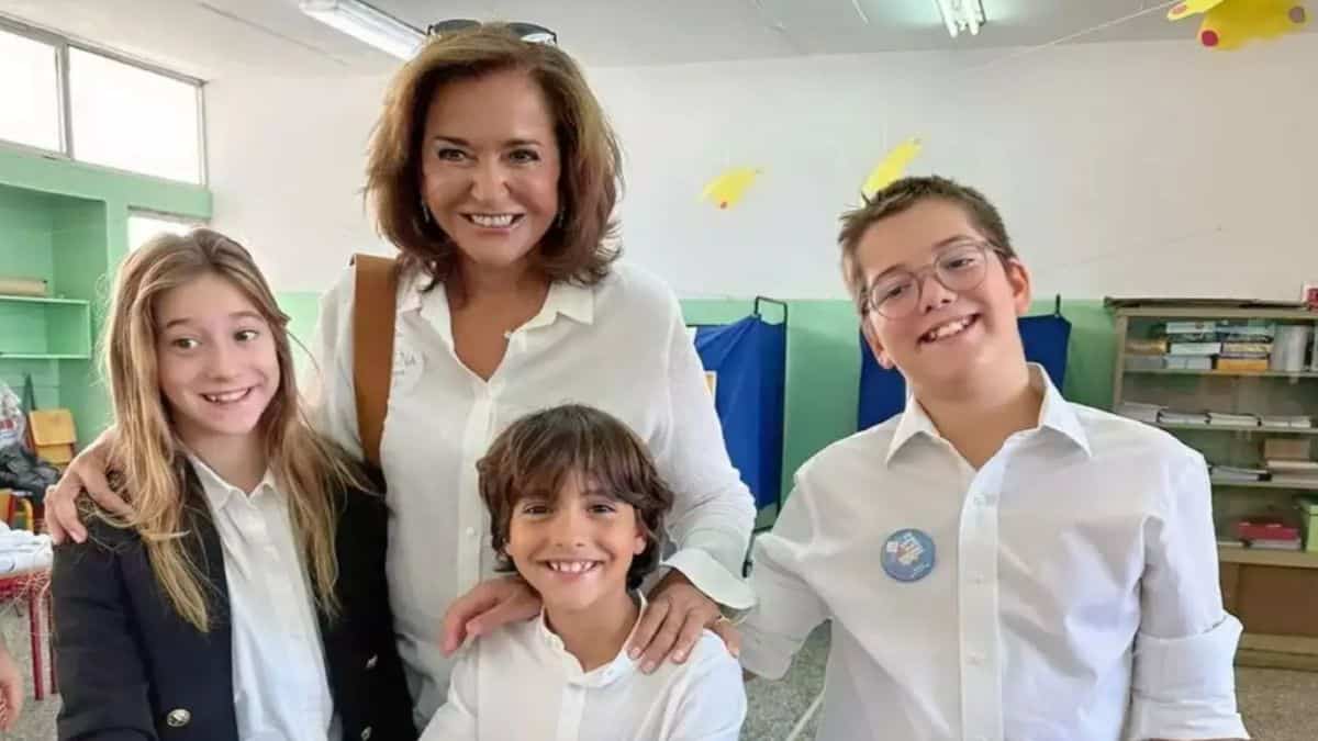 Περήφανη «γιαγιά» η Ντόρα Μπακογιάννη – Πήγε να ψηφίσει με συντροφιά τα εγγόνια της