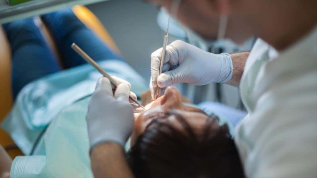 «Μαϊμού» οδοντίατρος στην Ηλιούπολη: «Έπεφταν αμέσως τα σφραγίσματα» – Ξεσπούν τα θύματά του
