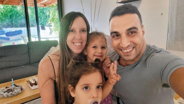 Πόλεμος στο Ισραήλ: «Οι τρομοκράτες της Χαμάς μπήκαν σπίτι μας» – Ασύλληπτο δράμα πατέρα, αγνοούνται η γυναίκα του και οι κόρες του!