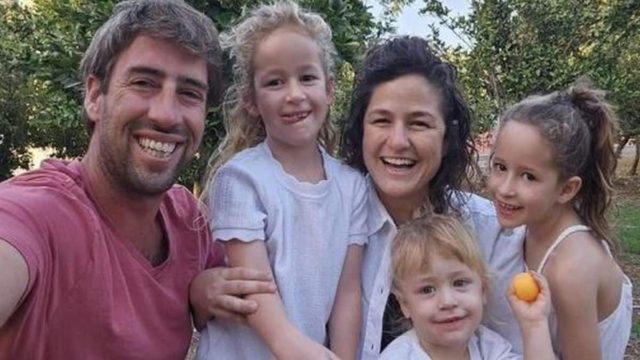 Πόλεμος στο Ισραήλ: Η τελευταία χαμογεαστή selfie μιας αγαπημένης οικογένειας – Σκότωσαν τα 3 παιδιά και τους γονείς