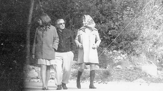 Καυτά φιλιά και γυμνά κορμιά στον Σκορπιό – Σπάνιες φωτογραφίες από τις ημέρες του Ωνάση με… παρέα στο νησί