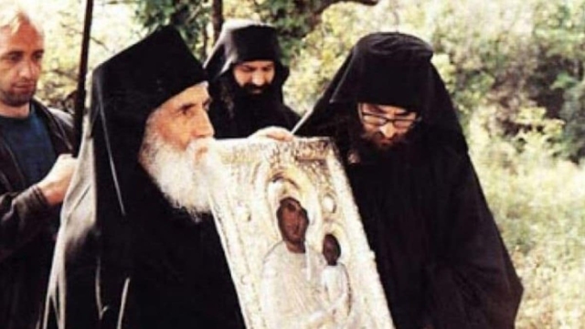 Άγιος Παΐσιος: «Όταν ψέλνεις αυτά τα δυο η Παναγία θα σε Βοηθά»