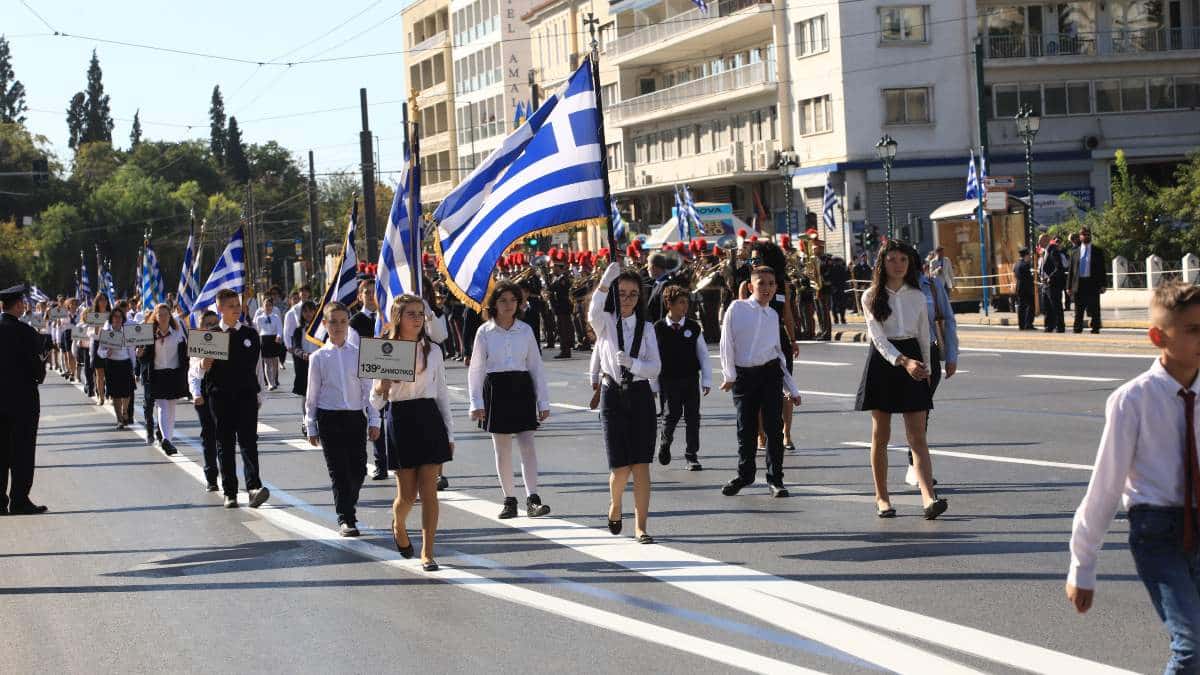Κοσμοσυρροή στη μαθητική παρέλαση στην Αθήνα για την επέτειο της 28ης Οκτωβρίου – Δείτε την live