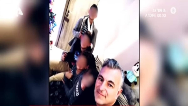 «Λιώνω όταν μου λένε μπαμπά σ’ αγαπάμε. Δεν υπάρχει η λέξη κούραση όταν είσαι γονιός» – Πατέρας υπόδειγμα μεγαλώνει μόνος 4 αγόρια (Video)