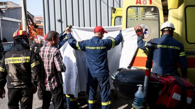Τραγωδία στον Πειραιά: Πώς σκοτώθηκε ο  27χρονος που έπεσε στο φρεάτιο – Τραγική φιγούρα η σύζυγός του, ήταν πατέρας 2 παιδιών (video)