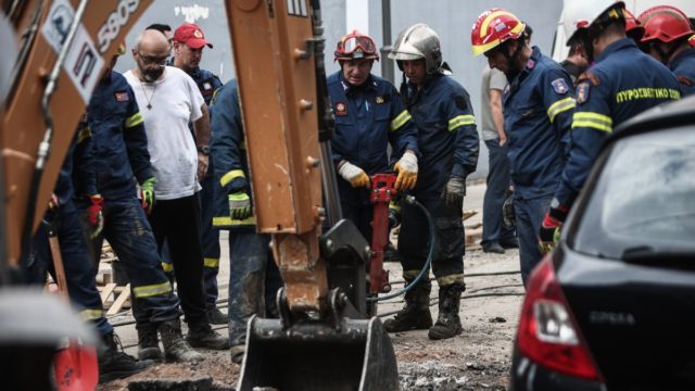 Πειραιάς: Νεκρός άνδρας που έπεσε σε φρεάτιο – Τον απεγκλώβισαν Πυροσβεστική και ΕΜΑΚ (photos)