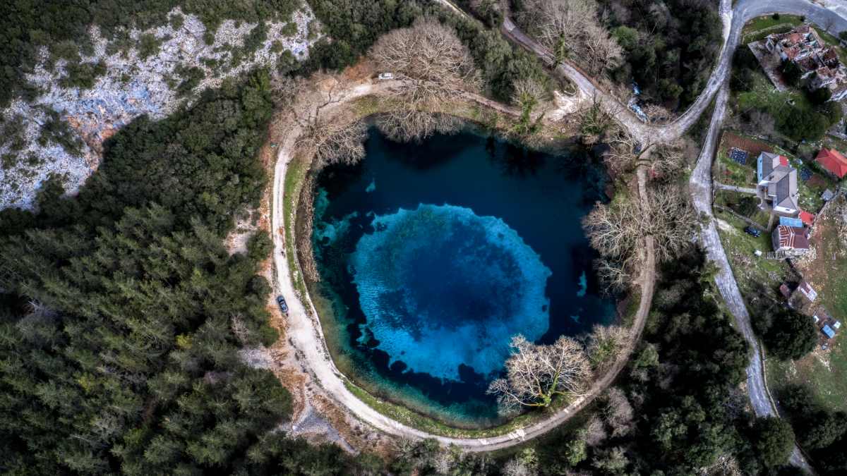 Πηγές Λούρου: Η άγνωστη γαλάζια λίμνη των Ιωαννίνων που καθηλώνει με την ομορφιά της