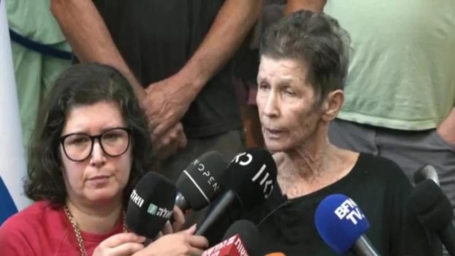 Πόλεμος στο Ισραήλ: «Πέρασα μέσα από την κόλαση. Με χτύπησαν στα πλευρά και δυσκολευόμουν να αναπνεύσω» – Συγκλονίζει η 85χρονη που απελευθερώθηκε από τη Χαμάς (Video)