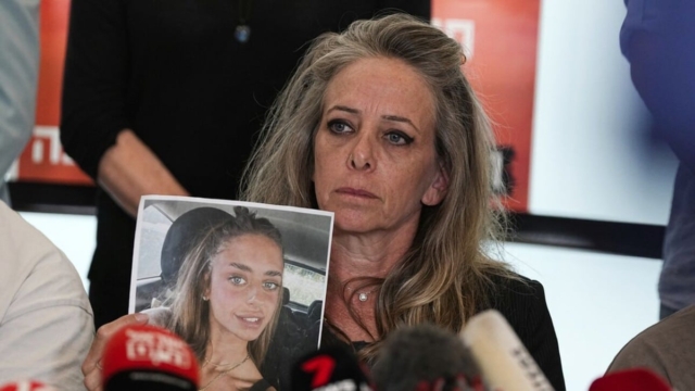 «Σας παρακαλώ φέρτε το μωρό μου πίσω στο σπίτι! Ούρλιαξα όταν είδα το βίντεο» – Σπάραξε η μάνα της 21χρονης Mia ομήρου της Χαμάς (Video)
