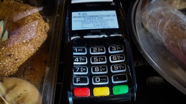 Η επέλαση του POS: Παντού πια το «πλαστικό χρήμα» – Γίνεται υποχρεωτικό σε πανηγύρια, λαϊκές, συναυλίες και ταξί!