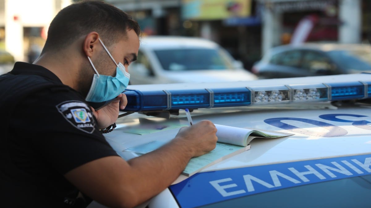 Το βλέπουμε παντού στον δρόμο: Πρόστιμο και αφαίρεση πινακίδων – Νέα «καμπάνα» από Τροχαία