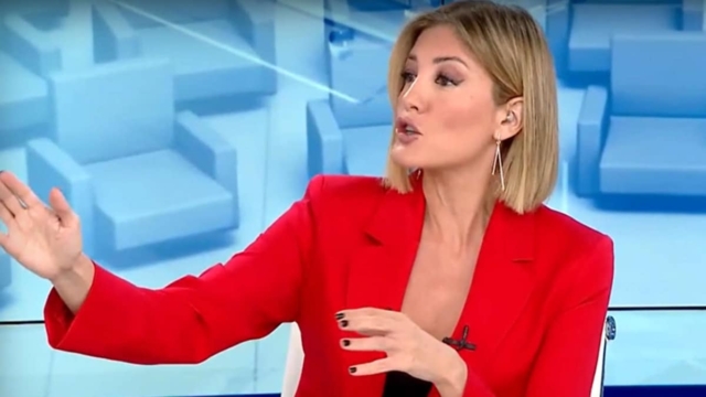 Εκνευρισμένη στον «αέρα» η Ράνια Τζίμα: «Αντί για τα ρούχα μου, κάτι πολιτικό έχετε να πείτε; Μήπως θέλετε να δείτε και το παπούτσι;» (video)