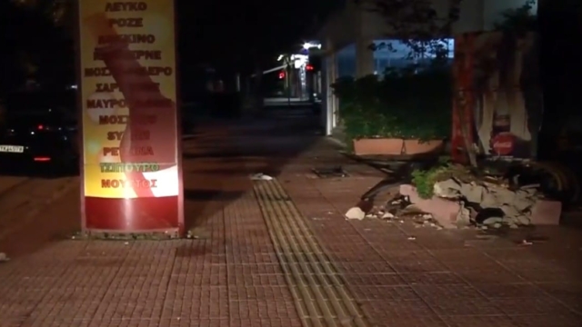 Τροχαίο δυστύχημα στην Ηλιούπολη: Οδηγός δεν άφησε τίποτα όρθιο σε πέρασμά του με αποτέλσμα να χάσει την ζωή του (video)