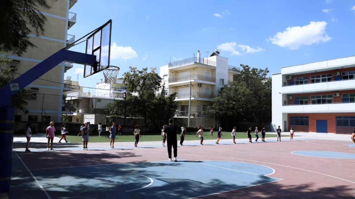 Συμπλοκή ανηλίκων στα Πετράλωνα: 16χρονος έβγαλε κατσαβίδι στους φίλους του και τους τραυμάτισε στο πρόσωπο