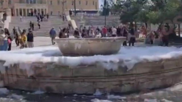Το σιντριβάνι στο Σύνταγμα γέμισε σαπουνάδες: Άγνωστος έριξε απορρυπαντικό