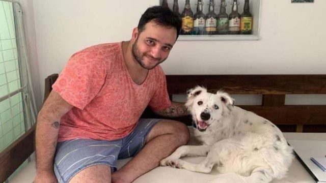 Ο σκύλος που εγκαταλείφθηκε επειδή ήταν κωφός υιοθετήθηκε από έναν μαθητή που είναι επίσης κωφός