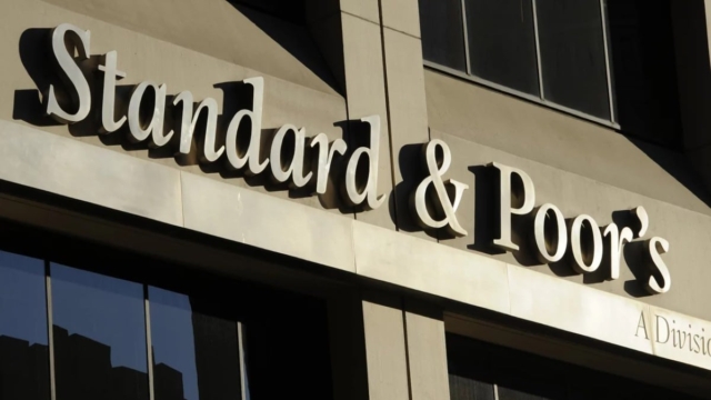 Standard & Poor’s: Έδωσε την επενδυτική βαθμίδα στην Ελλάδα – Οι νέες προοπτικές για την ελληνική οικονομία (video)