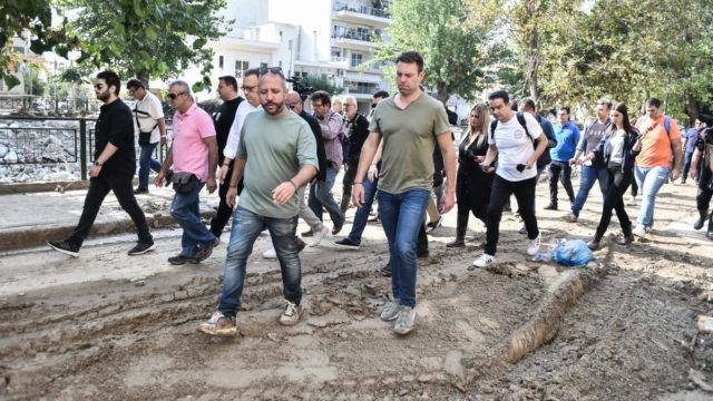 Στον Βόλο ο Στέφανος Κασσελάκης: «Η εικόνα είναι σοκαριστική, τους άφησαν στη μοίρα τους – Να απλώσουμε ένα χέρι βοηθείας» (video-photos)