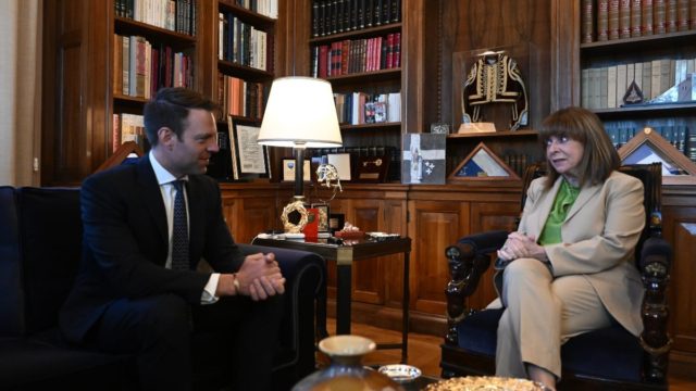 Στο Προεδρικό ο Στέφανος Κασσελάκης – Τον υποδέχθηκε η Κατερίνα Σακελλαροπούλου (video-photos)