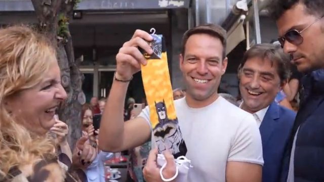 Και επίσημα «Batman» ο Στέφανος Κασσελάκης: Πολίτες του δώρισαν κάλτσες με τον super ήρωα (video)