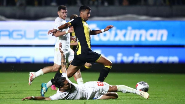Super league / Άρης – Πανσερραϊκός: Λύτρωση για τους κίτρινους με καρφωτή κεφαλιά του Φαμπιάνο στο 90+7′