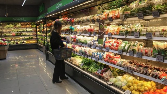 Ακρίβεια-σούπερ μάρκετ: Έρχονται ειδικά ταμπελάκια στα ράφια για προϊόντα με μειωμένες τιμές – Τι θα γίνει με φέτα και ελαιόλαδο (video)