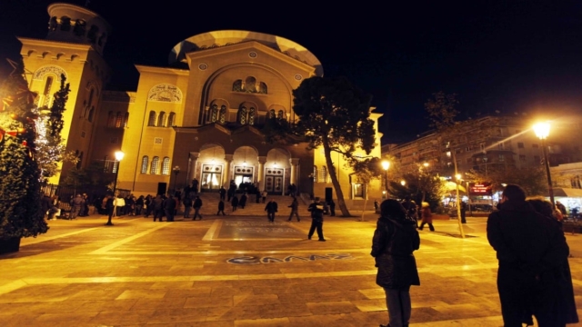 Άγιος Παντελεήμονας: Δίωξη για τρία πλημμελήματα στον Σύρο που μπήκε με μαχαίρι στον ναό και φώναζε «Αλλαχού Ακμπάρ» (video)