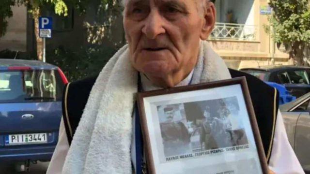 Με γκλίτσα και τσαρούχια: Λαρισαίος ντύθηκε Μακεδονομάχος και πήγε να ψηφίσει (Video)