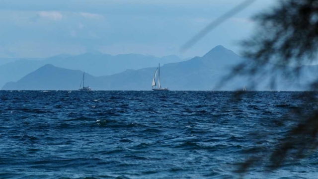 Καιρός σήμερα 15/10: Καλοκαιρινό σκηνικό μέχρι 28 βαθμούς – Πού θα σημειωθούν βροχές