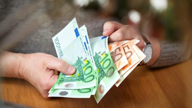 «Ξεπάγωμα» τριετιών: Ποιοι και πότε θα ωφεληθούν – Τι ισχύει για τους νέους εργαζόμενους; (video)