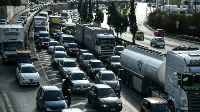 Σοβαρό τροχαίο στην παραλιακή στο ύψος του «Σταύρος Νιάρχος» – Πληροφορίες για έναν τραυματία – Έχει κλείσει ο δρόμος