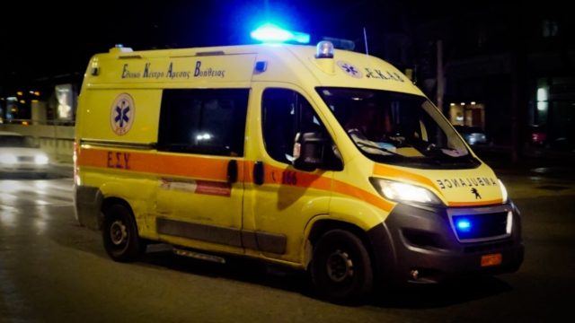 Σοβαρό τροχαίο στη Βούλα: 23χρονη «καρφώθηκε» με το αυτοκίνητό της σε δέντρο – Νοσηλεύεται βαριά τραυματισμένη