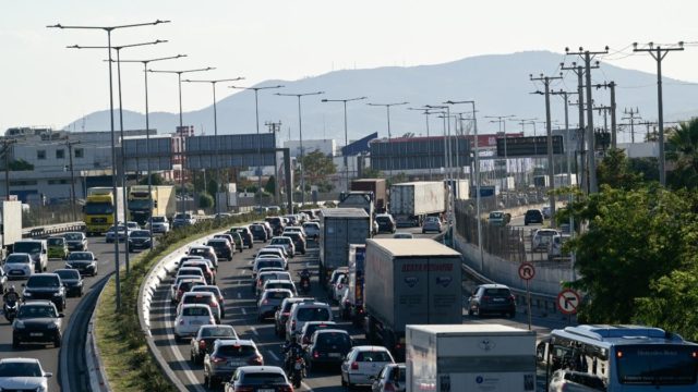 Σοβαρή σύγκρουση αυτοκινήτων στην κάθοδο της Κηφισίας – Απίστευτη κίνηση στο σημείο