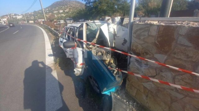 Τροχαίο στη λεωφόρο Αθηνών Σουνίου: ΙΧ καρφώθηκε σε τοίχο – Επιχείρηση απεγκλωβισμού του οδηγού (video-photo)