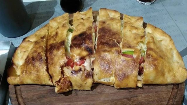 Όλοι οι δρόμοι οδηγούν στο Χαϊδάρι: Το μαγαζί με το σουβλάκι και την πίτσα που έγιναν talk of the town για τη γεύση τους